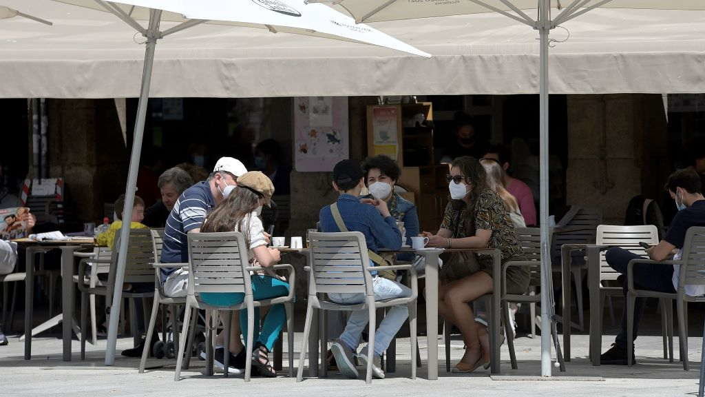 Varias consumidoras nas terrazas da Marina, na Coruña. (Foto: M. Dylan / Europa Press) #terrazas #hostalaría #coruña #coronavirus #covid19 #restricións #pandemia #xunta #sanidade