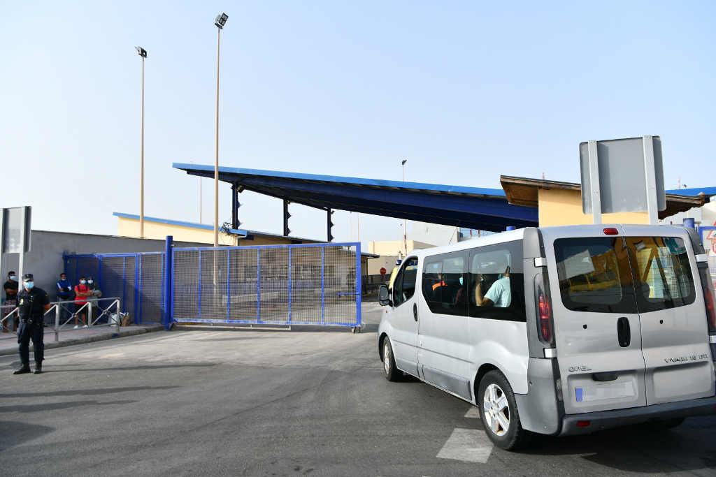 Unha furgoneta con menores non acompañados sendo deportados a segunda feira a Marrocos. (Foto: Antonio Sempere / Europa Press)