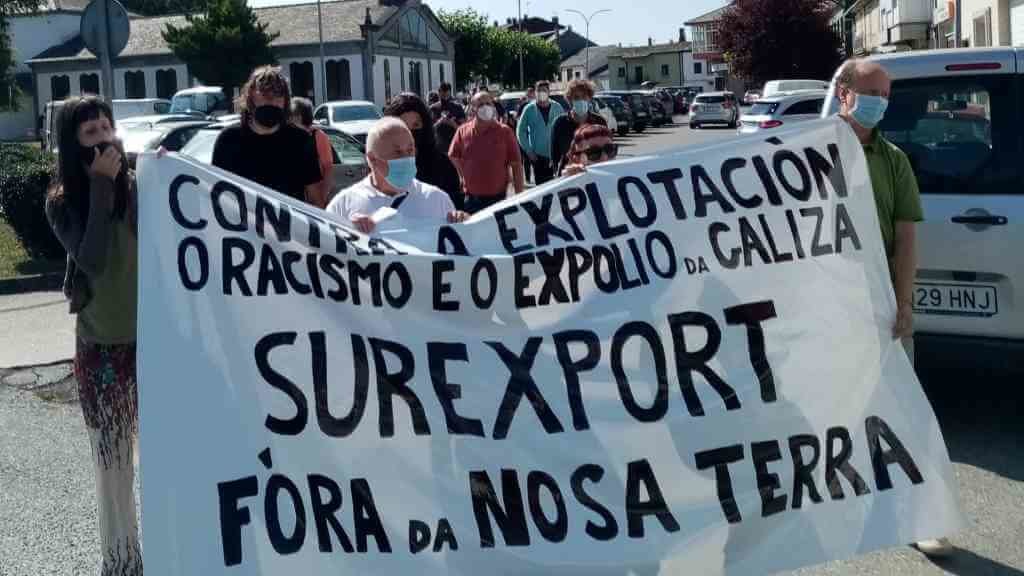 Varias entidades iniciaron onte unha campaña a pé de rúa para denunciar as prácticas de Surexport (Foto: SLG).