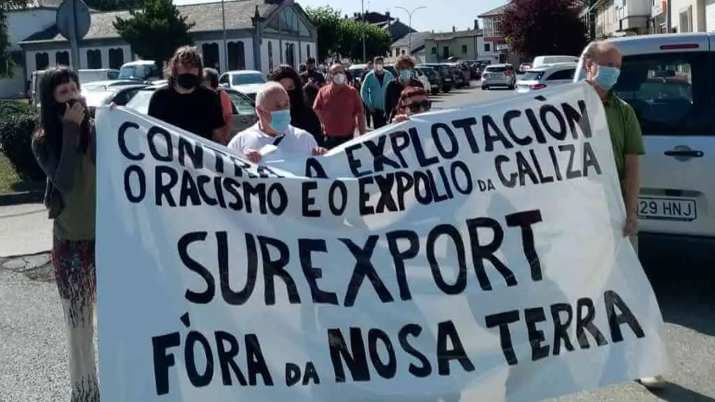 Varias entidades iniciaron onte unha campa&ntilde;a a p&eacute; de r&uacute;a para denunciar as pr&aacute;cticas de Surexport (Foto: SLG).