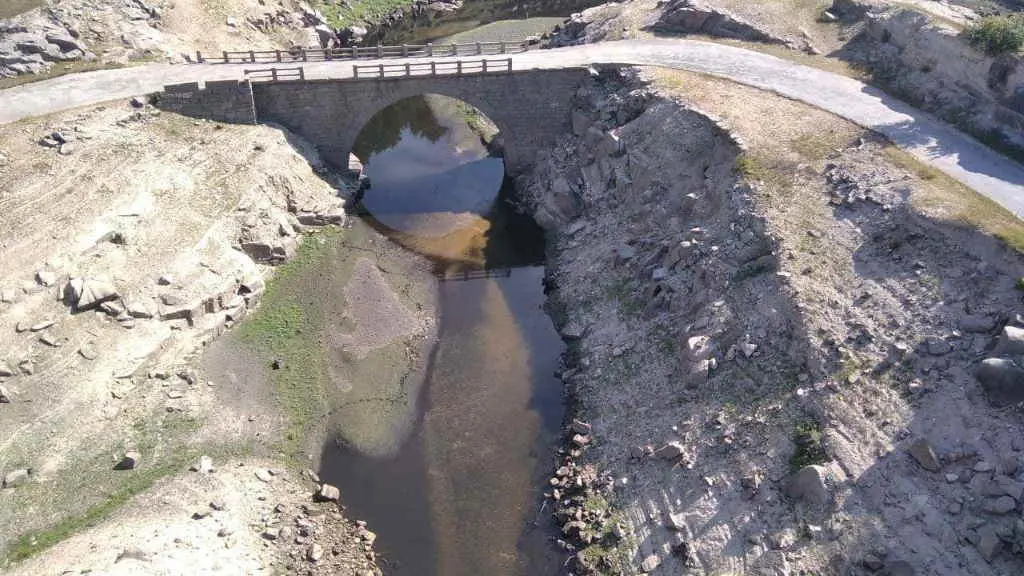 Imaxe do r&iacute;o, con moi pouca auga, no cauce por debaixo do encoro. (Foto: Ecoloxistas en Acci&oacute;n) #salas #encoro #r&iacute;o #naturgy #el&eacute;ctricas #enerx&iacute;a #luz #electricidade #caudal #caudalm&iacute;nimo #caudalecol&oacute;xico #ecoloxistasenacci&oacute;n