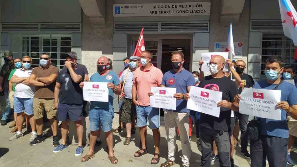 Representantes da CIG protestan ás portas do SMAC en Vigo (Foto: CIG).