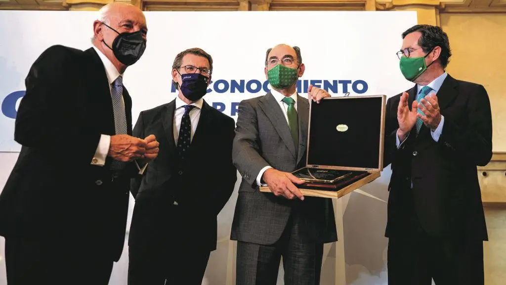 O presidente da patronal coru&ntilde;esa, Antonio Fontenla, N&uacute;&ntilde;ez Feixoo, S&aacute;nchez Gal&aacute;n e o presidente da patronal espa&ntilde;ola, Antonio Garamendi. (Foto: Xunta da Galiza) #fontenla #feixoo #s&aacute;nchezgal&aacute;n #garamendi #pp #ppdeg
