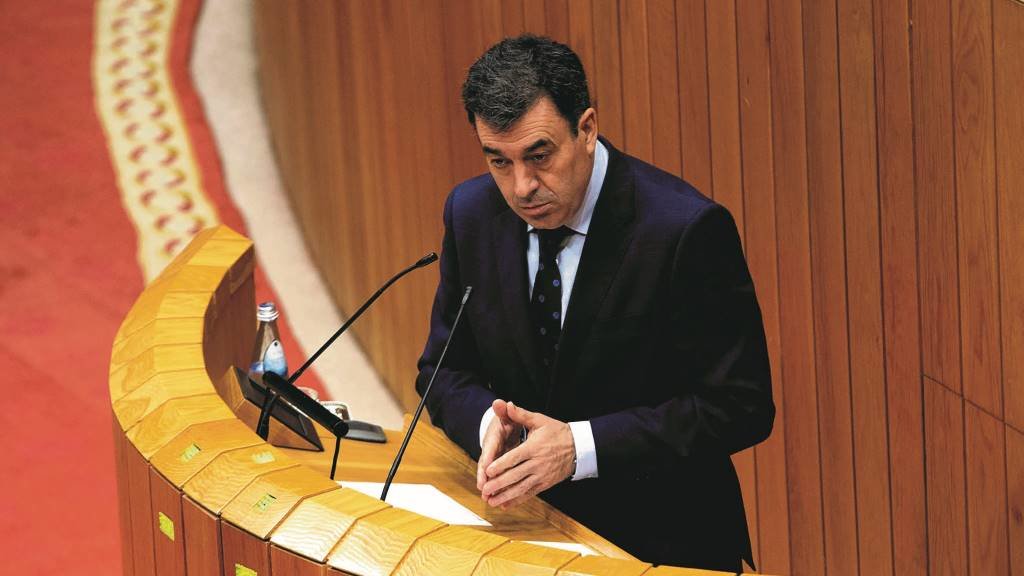 O conselleiro de Educación, Román Rodríguez, nun Pleno do Parlamento (Foto: Xunta da Galiza).