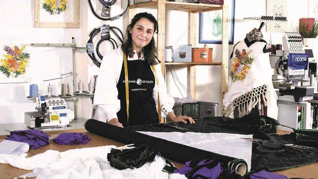 Mercedes Veites confecciona traxes tradicionais con detalles innovadores. (Foto: Nós Diario) #modasostíbel #roupa #tradición #artesanía #mercedesveites #lumecú