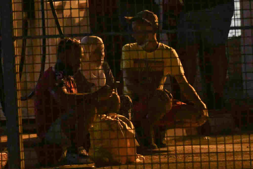 Migrantes intentando cruzar onte a Ceuta. (Foto: Antonio Sempere / Europa Press)