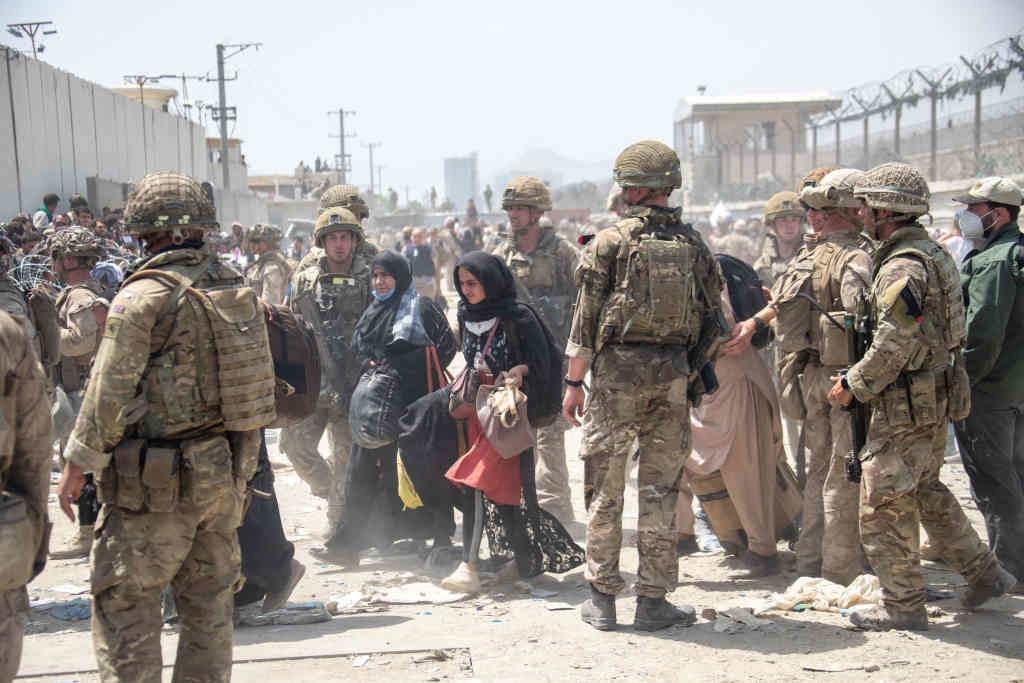 Membros do Exército británico no aeroporto de Kabul esta sexta feira. (Foto: Ministry Of Defence Via PA Med / DPA)
