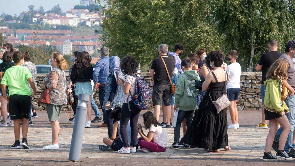 Menores de 12 e 13 anos esperan para se vacinar contra a Covid (Foto: Arxina).