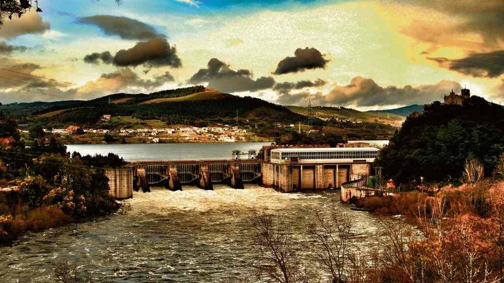 Presa do encoro de Castrelo de Miño. (Foto: Xoán Bangueses) #encoro #eléctricas #castrelodemiño #hidroeléctricas