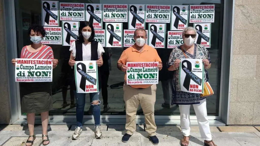Comerciantes de Campo Lameiro s&uacute;manse &aacute;s protestas contra o feche da oficina de Abanca (Foto: Europa Press).