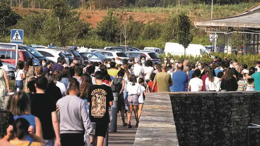 Mozos e mozas agardando para vacinarse na Cidade da Cultura. (Foto: Europa Press) #vacinaci&oacute;n #covid19 #xunta #sergas #galego #lingua #amesa