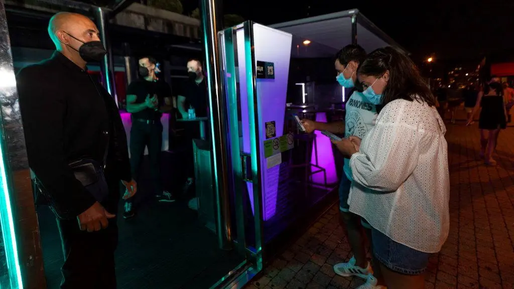 Acceso a un local de ocio nocturno en Sanxenxo (Foto: Beatriz Ciscar / Europa Press).