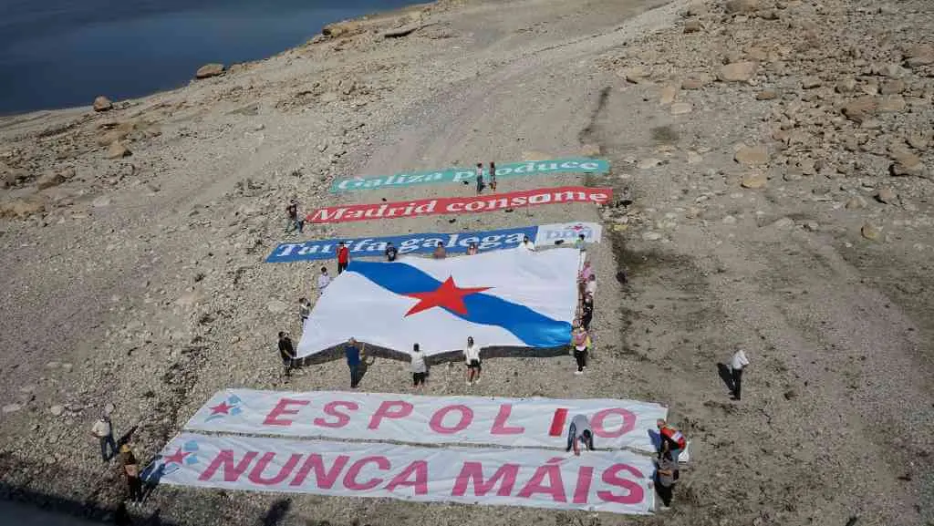 Acto simb&oacute;lico levado a cabo polo BNG no encoro de Cenza.