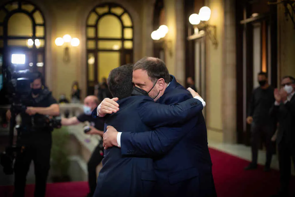 Aperta entre Pere Aragon&egrave;s e Oriol Junqueras na investidura o 21 de maio. (Foto: David Zorrakino / Europa Press)