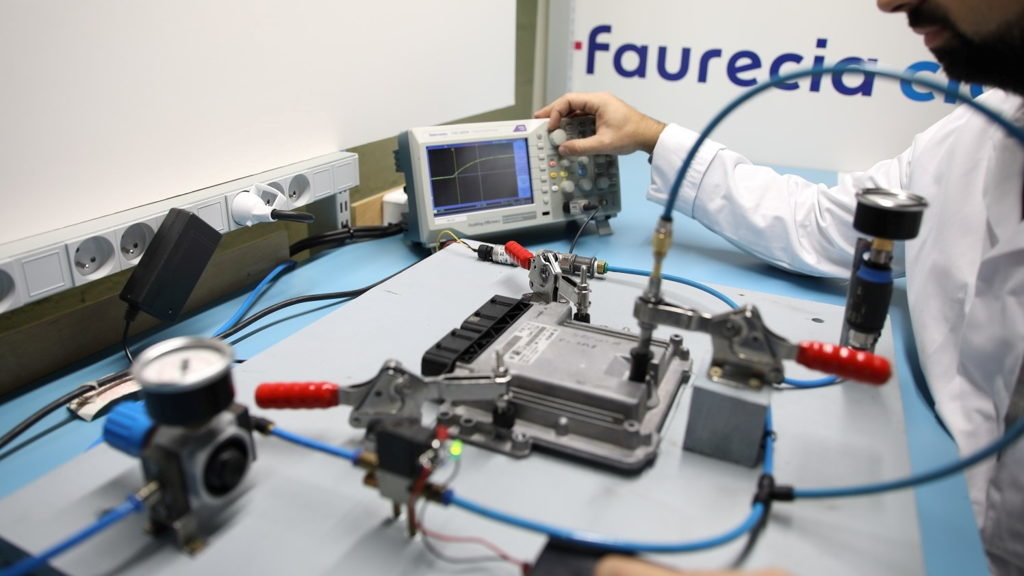 Reparación de pezas electrónicas nunha planta de Faurecia (Foto: Europa Press).