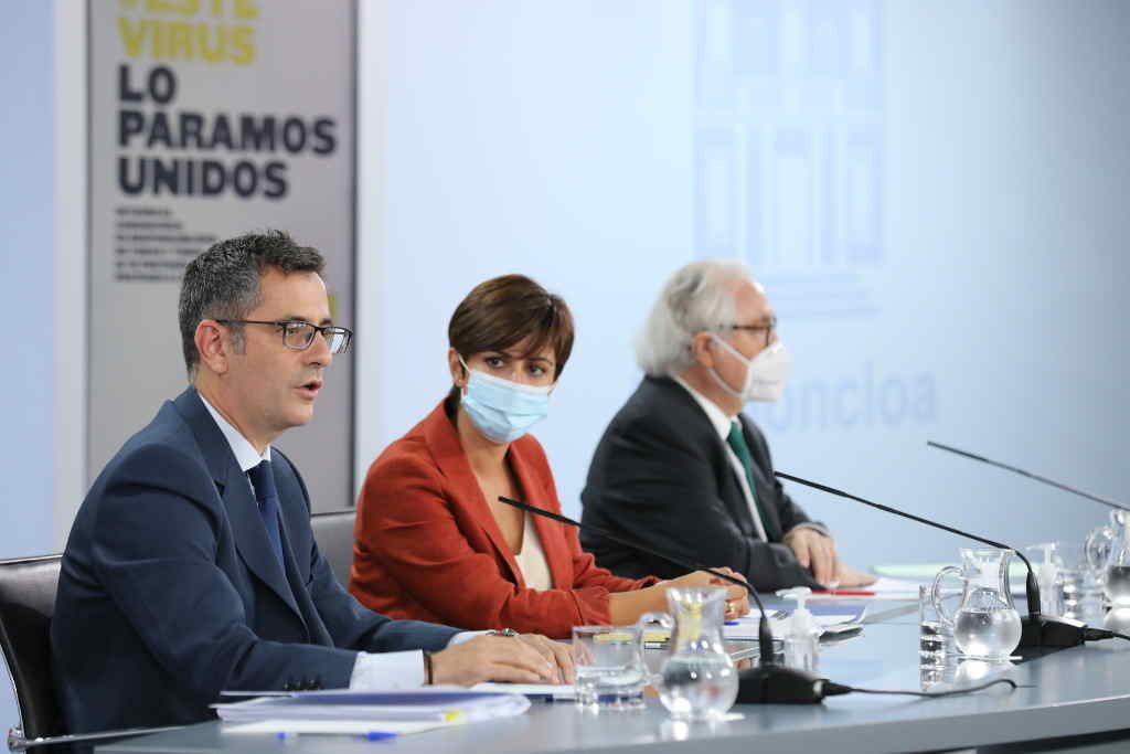 Os ministros Félix Bolaños, Isabel Rodríguez e Manuel Castells, despois do Consello de Ministros. (Foto: M. Fernández. POOL/ Europa Press)