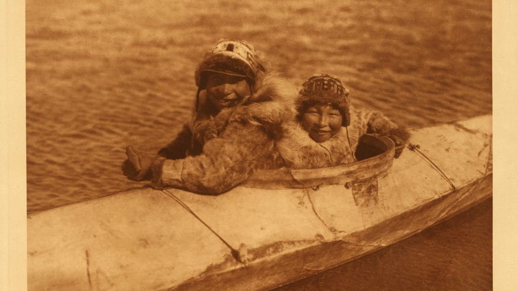 Foto duns inuits tomada entre 1908 e 1930 na illa Nunivak, Alaska; presente na obra de Edward S. Curtis. / Nós Diario