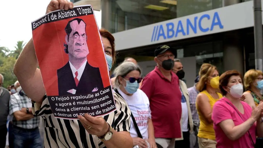 Mobilizaci&oacute;n contra o fechamento de sucursais de Abanca en varias localidades galegas, sobre todo do rural (Foto: M. Dylan / Europa Press).