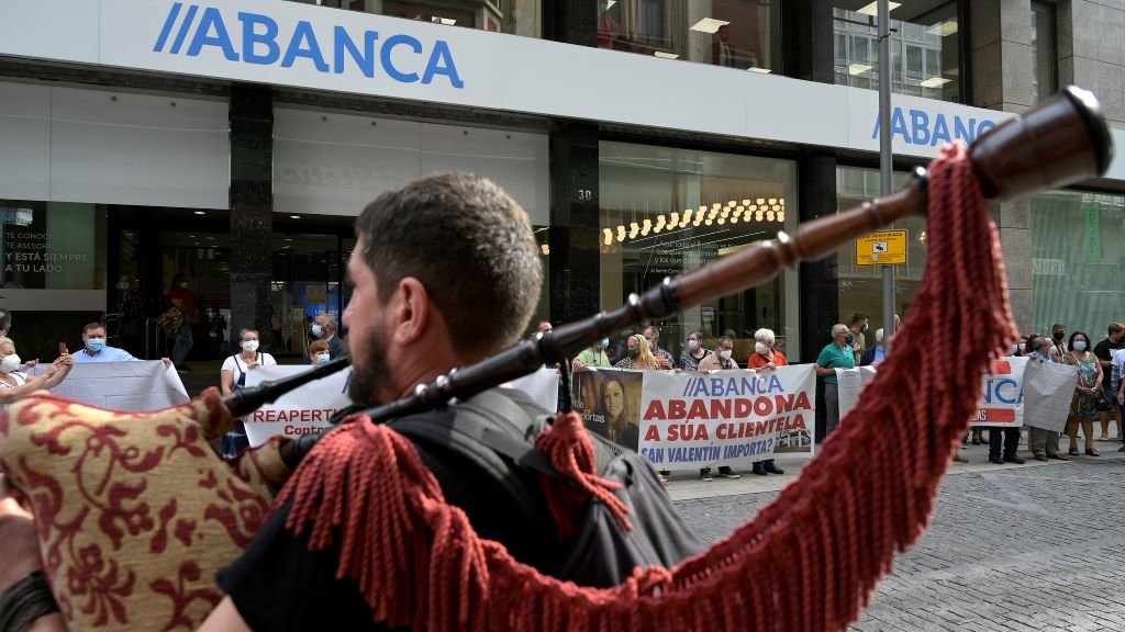 Protestas diante da oficina central de Abanca na Coruña polo feche de sucursais en zonas do rural (Foto: M. Dylan / Europa Press).