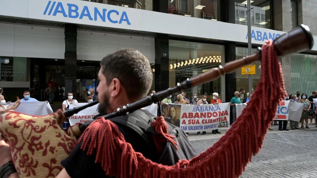 Protestas diante da oficina central de Abanca na Coru&ntilde;a polo feche de sucursais en zonas do rural (Foto: M. Dylan / Europa Press).
