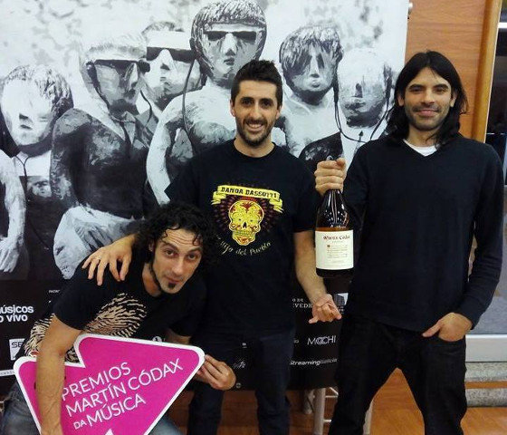 Tres dos compoñentes de Nao -Jasper no medio- na entrega dos Premios Martín Códax da Música en 2014.