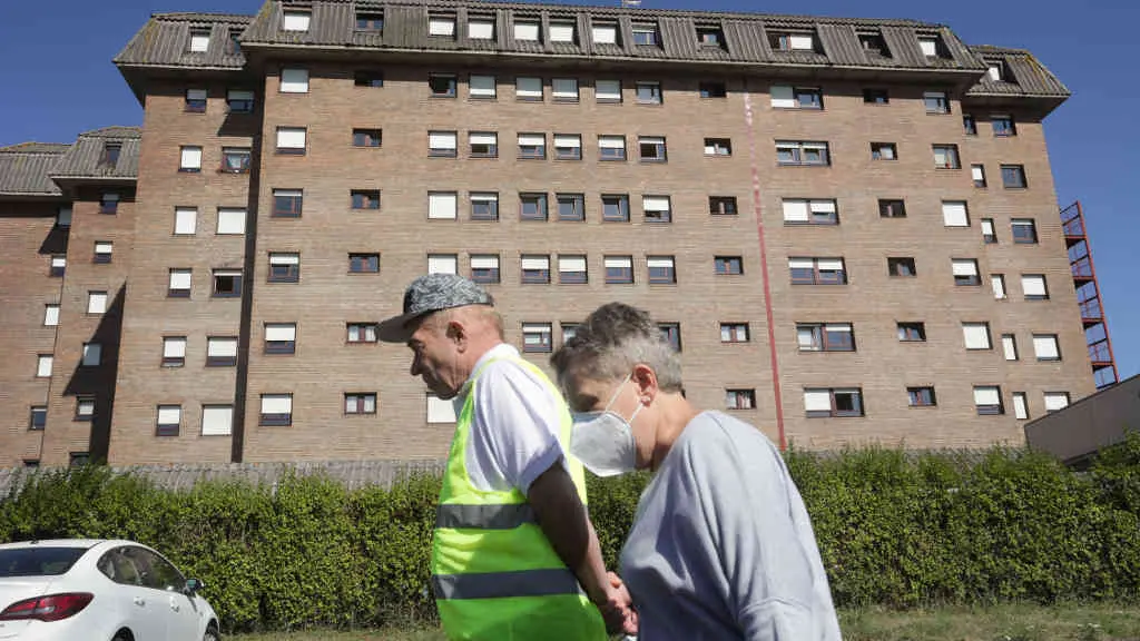 D&uacute;as persoas maiores pasean diante da residencia das G&aacute;ndaras, a maior de Lugo (Carlos Castro / Europa Press)