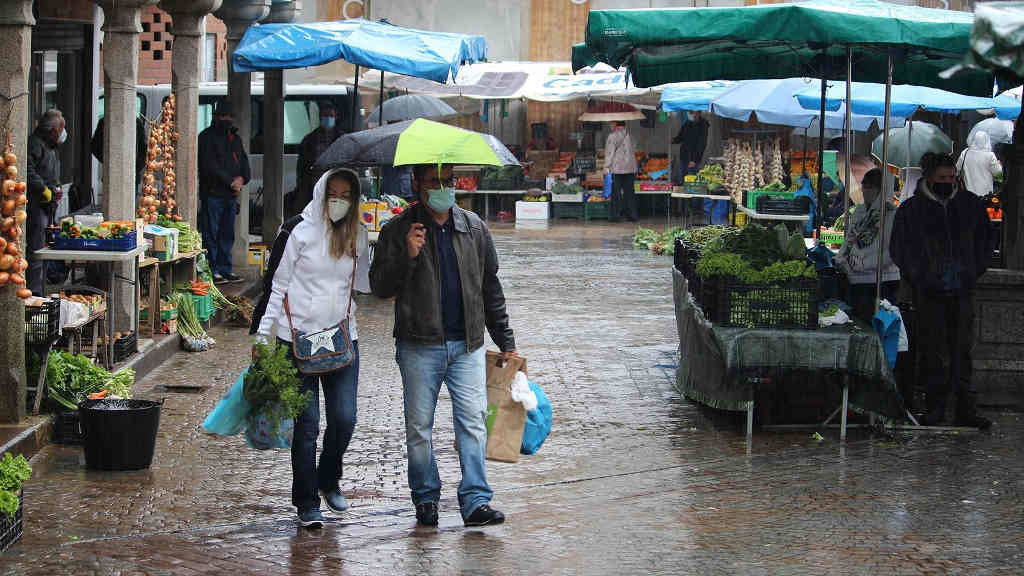 Persoas paseando polo mercado agrícola de Melide (SLG-Arquivo).