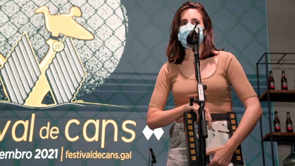 Noelia Muíño recollendo o seu galardón no Festival de Cans (Festival de Cans).