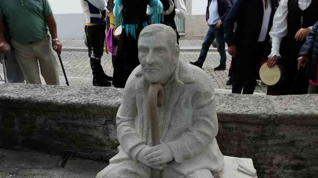 A escultura de Manuel María o día da súa inauguración( (Casa-Museo Manuel María).
