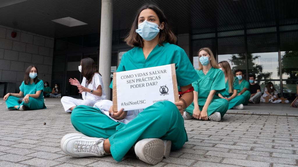 Protesta do alumnado de Medicina diante do edificio docente Novoa Santos Foto: Arxina).
