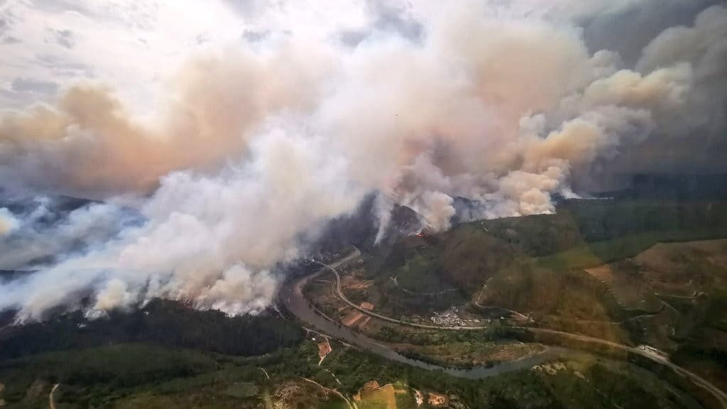 Imaxe aérea do incendio de Ribas de Sil. (Foto: ATBrif)