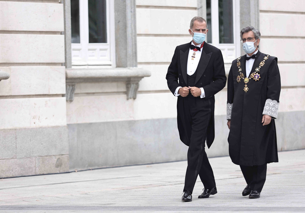 Felipe VI e Carlos Lesmes antes do comezo do acto. (Foto: Eduardo Parra / Europa Press)