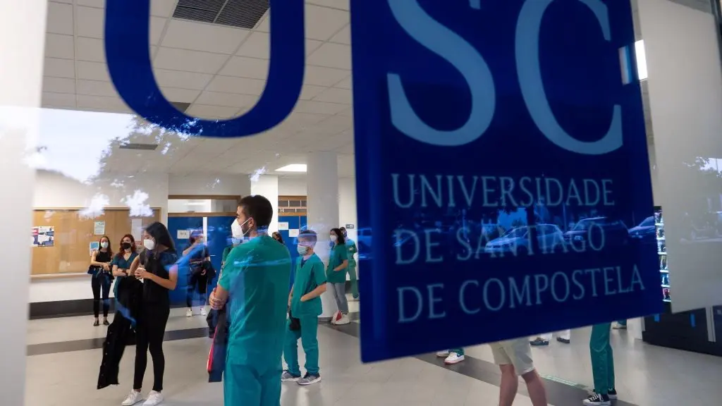 Concentraci&oacute;n do alumnado de Medicina nas aulas do edificio docente Novoa Santos (Foto: Arxina).