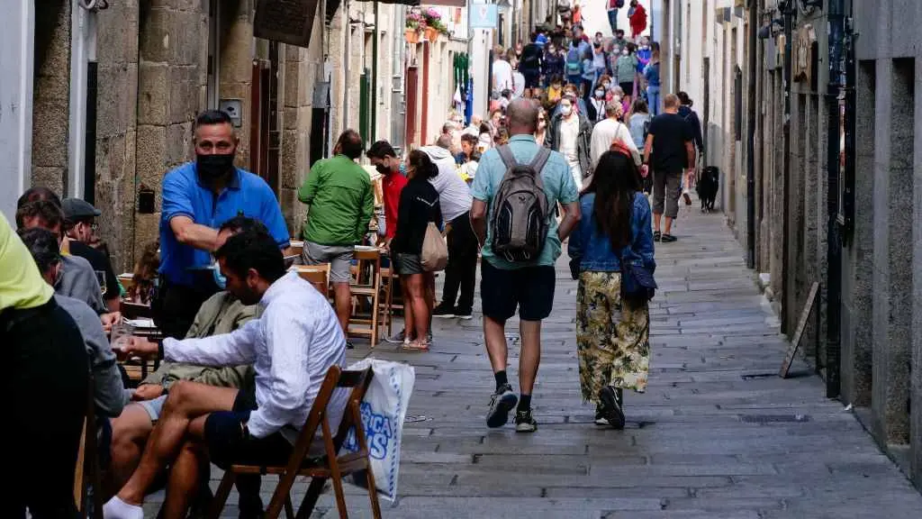 Ambiente nas r&uacute;as de Compostela a finais do pasado xullo. (Foto: C&eacute;sar Arxina / Europa Press)