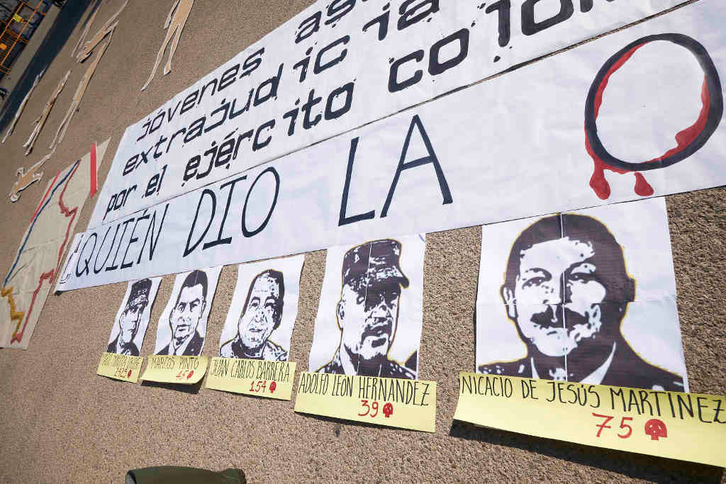 Cartaz cos acusados de xerar falsos positivos. (Foto: Jesús Hellín / Europa Press)
