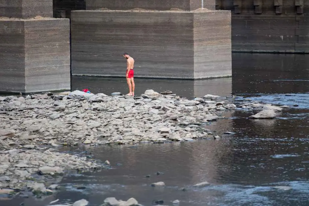 Un ba&ntilde;ista no minguado encoro de Belesar, o pasado 22 de agosto (Foto: Carlos Castro / Europa Press)