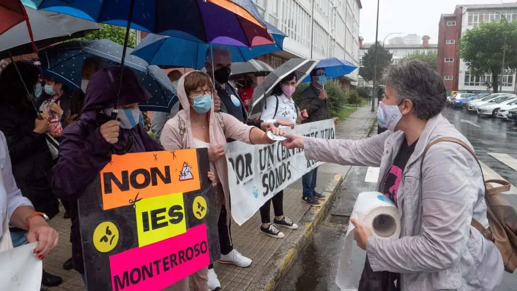 Concentraci&oacute;n de Anpas Galegas e o sindicato CIG-Ensino en San Caetano contra o "a pandemia dos recortes" no ensino (Foto: Arxina).