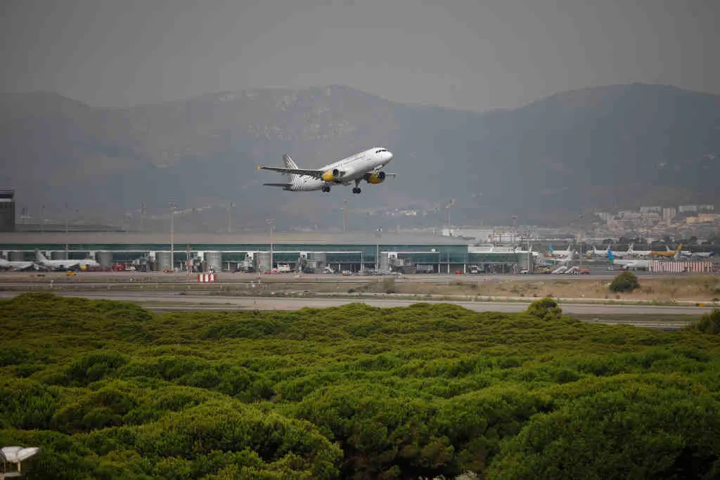Avi&oacute;n despegando do aeroporto de Barcelona-El Prat con parte do espazo natural da Ricarda en primeiro plano. (Foto: Kike Rinc&oacute;n / Europa Press)