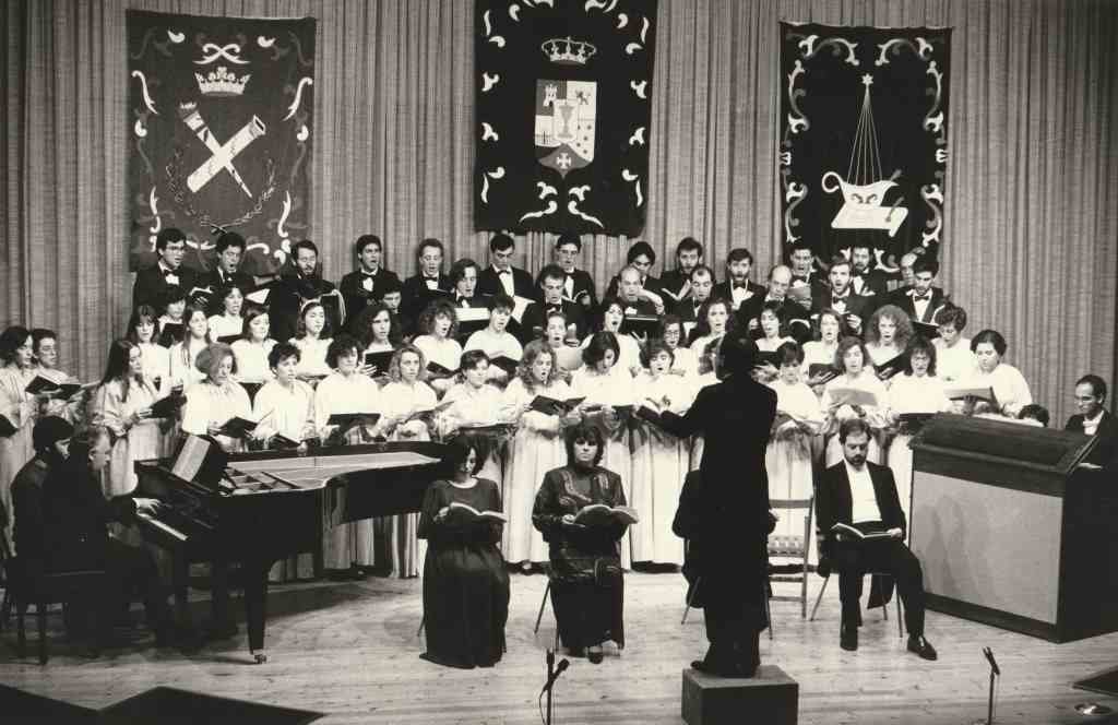 Zanetti a canda o Coro da Universidade de Santiago de Compostela no ano 1985. Foto: Arquivo Isabel Villoch