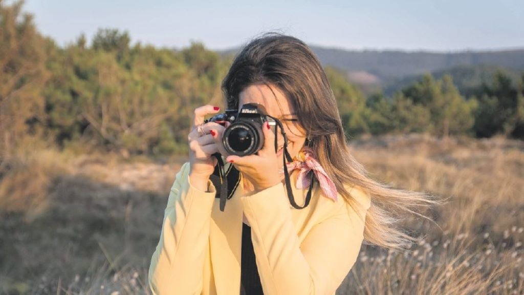 Ademais dos refráns, outra das paixóns de Cristina López é a fotografía. (Foto: Montse Funcasta) #afaladaavoa #instagram #refráns #lingua #galego #cristinalópez