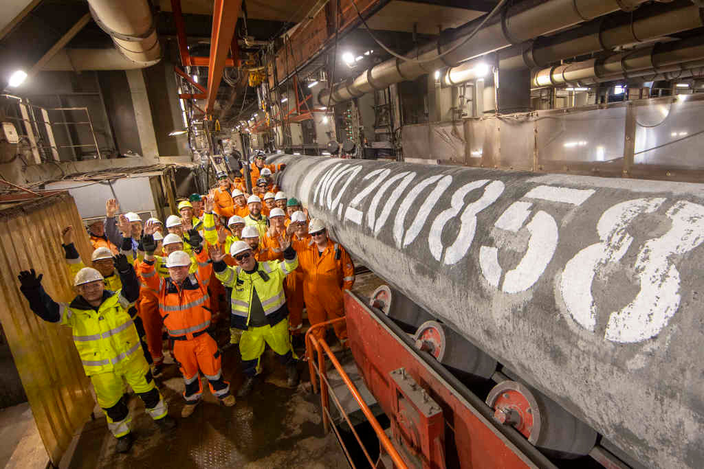 Última peza do gasoduto cos traballadores celebrando. (Foto: Nord Stream 2 / DPA)