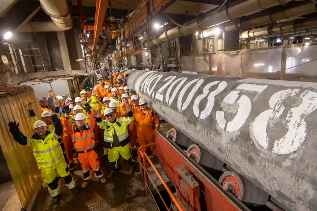 &Uacute;ltima peza do gasoduto cos traballadores celebrando. (Foto: Nord Stream 2 / DPA)