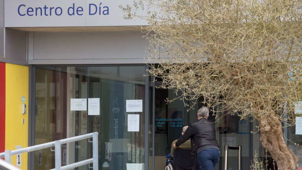 Dúas persoas entran nunha residencia de maiores de Lugo. (Foto: Carlos Castro / Europa Press) #residencia #maiores #lugo #vítimas #coronavirus #covid19