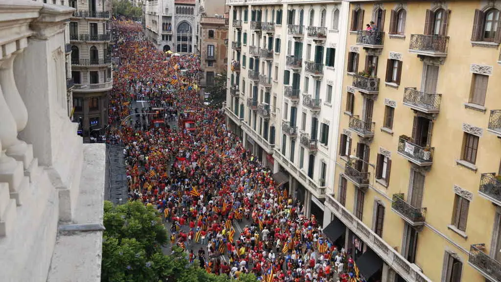 En marcha a manifestaci&oacute;n convocada pola ANC este 11-S (Foto: Vilaweb).