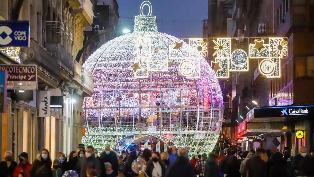 Luces de Nadal iluminan a rúa Príncipe de Vigo (Foto: Marta Vázquez Rodríguez / Europa Press).