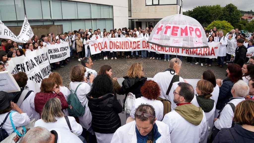 Unha manifestación de persoal sanitario en Compostela, no verán de 2019. (Foto: Álvaro Ballesteros / Europa Press) #sanidade #médicos #facultativos #sergas #persoal