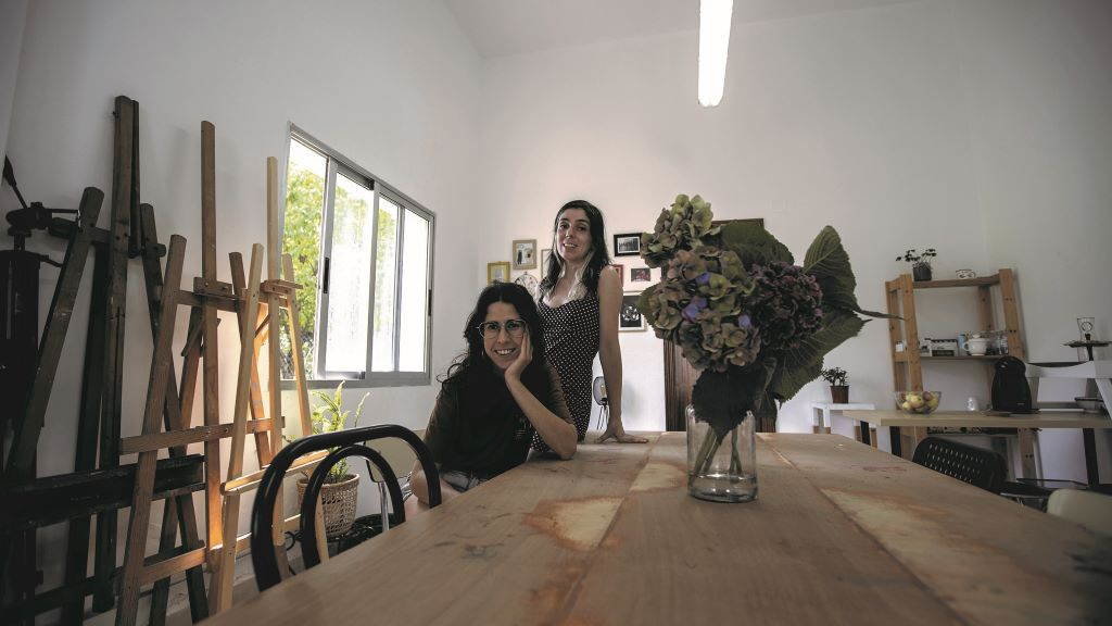 Eva Fandiño (esquerda) e Iria Rodríguez (dereita) no espazo de traballo do Galpón. (Foto: Brais Adrián) #iriarodríguez #arte #artista #galpónlab