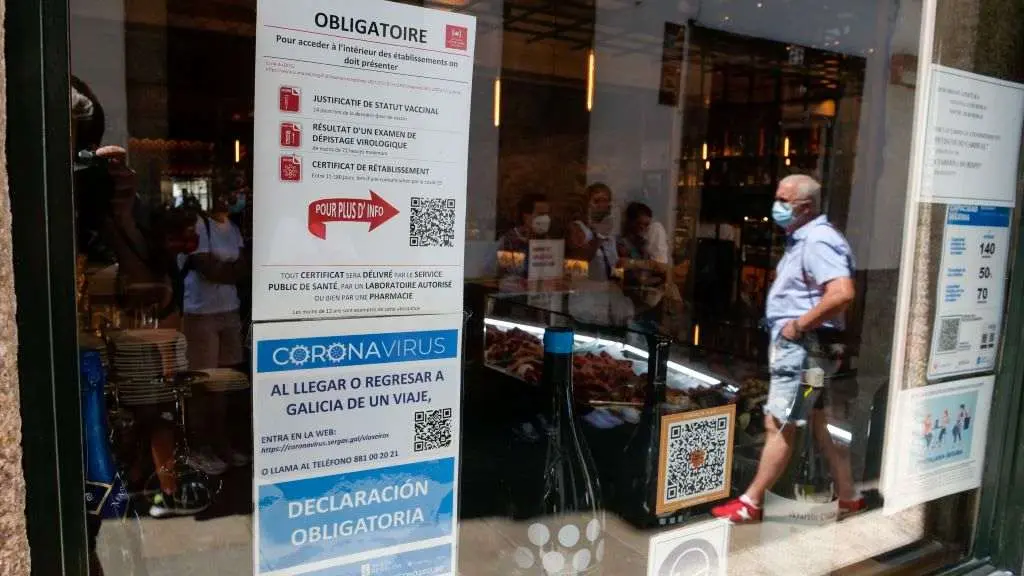 Carteis sobre o certificado Covid, en agosto, cando o TSXG descartou o seu uso. (Foto C&eacute;sar Arxina Europa Press)