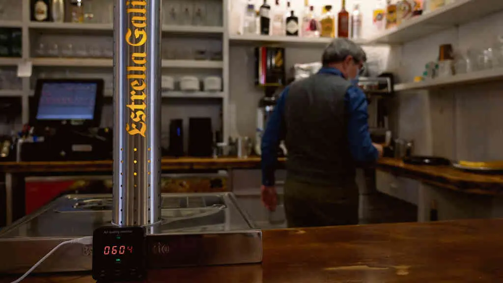 Un medidor de CO2 no interior dun restaurante na Galiza o pasado 23 de abril cando entrou en vigor a s&uacute;a obrigatoriedade (M. Dylan / Europa Press/ Arquivo).