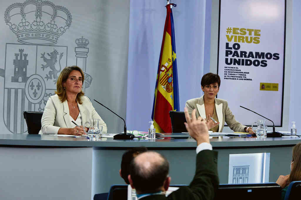 Teresa Ribera, ministra de Transición Ecolóxica, e Isabel Rodríguez, voceira do Goberno, despois do Consello de Ministros. (Foto: J. Hellín. POOL / Europa Press)